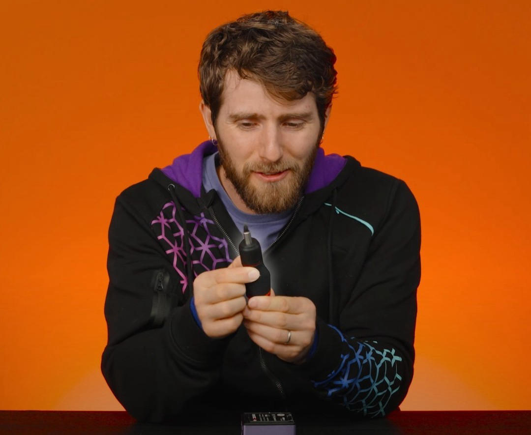 finally, a screwdriver that makes linus' hands look normal-sized